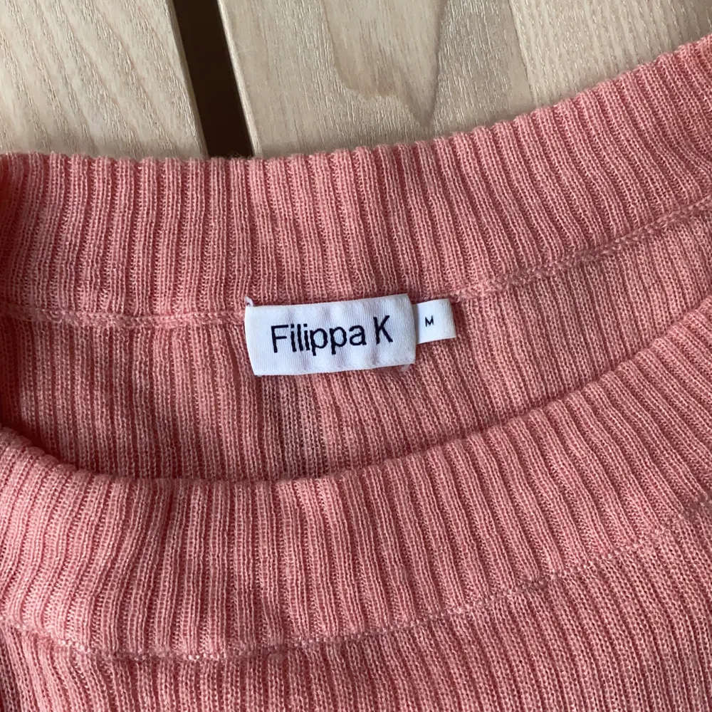 En supermjuk Filippa K tröja i rosa som jag aldrig fått användning av. 70% lyocell & 30% ull. Storlek är M, men skulle passa S också vilket jag vanligtvis har. Är väldigt töjbar. . Tröjor & Koftor.