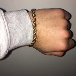 Cordell guld armband 20-21cm lång - Ny och oanvänd Har ett underbart kistlås med både diamanter på samt en 18K stämpel på Väger ca 30gram 7mm bred