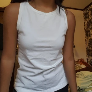 Vintage linne  - Tanktop med hög hals. Så bra basic plagg! I perfekt skick och från gamla hm. Storlek S och skulle säga är true to size. Jag är xs och den sitter inte så tight på mig. Modellen ger  mig y2k vibbar. Jättebra kvalité för att va hm så inte alls genomskinlig då den är tjock i materialet och i nyskick!