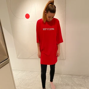 Antonia Amandine x Mad Lady T-shirt  - Röd tröja från Antonija Mandirs samarbete med Mad Lady strl XL. Oanvänd.