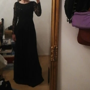 Fest klänning  - En lång svart fest/bal klänning med genomskinliga ärmar. Använts 1-2 gånger. Dock så finns det några lösa trådar och paljetter som har gått av. Ordinariepris 2000kr. Priset går att diskutera. Ni står själva för frakten. Priset för frakten är inte säker. 