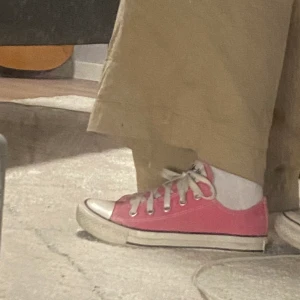 låga rosa converse  - asfeta skor, finns en liten skada på dem, kan skicka tydligare bild vid intresse :) köpare betalar frakt <3