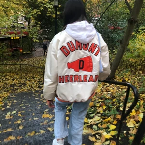 Vintage jacka  - Säljer denna jättesnygga vintage jacka som inte kommer till användning. Den är säkert 50 år gammal. Passar alla beroende på hur den sitter. Oversized på mig som har xs/s. Den är fodrad på insidan och är därför varm. På framsidan står det ”Chelsea”. Säljer nu för 2500kr, den kan vara värd mycket mer