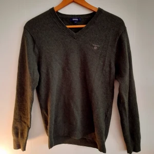 Tröja  - Tröja från gant, superfin och perfekt för höstkylan. Inga hål eller missfärgningar. Pris är diskuterbart. 