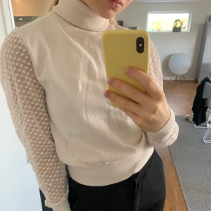 Blus från Zara - Väldigt fin och sparsam använd blus från Zara. Storlek M men passar en S. Frakt tillkommer!🌸