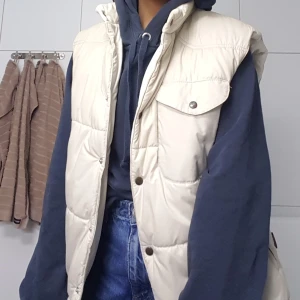 Beige Väst  - Väst i perfekt skick men använder inte. Äkta Vintage och jättevarm då den är fodrad med dun. Passar då till höst och vinter. Snygg med hoodie under eller en vanlig crewneck. Frakt är spårbar 63. PRIS KAN DISKUTERAS 