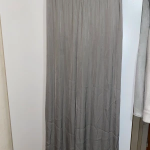 Vid och tunn byxa - Tunna och vida byxor i en ljusgrå färg. 