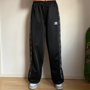Track pants - Track pants från Umbro. Mycket fint skick! Avklippt dragsko. +63kr frakt