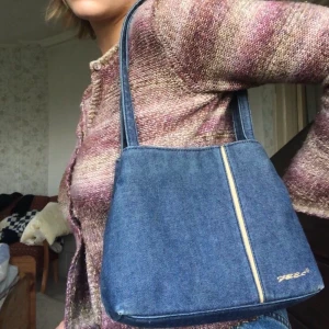 Så fin jeansväska! - Så söt jeansväska i y2k stuk! Kan användas åt andra hållet om man inte vill att ”trycket” ska synas☺️ FRI FRAKT :)