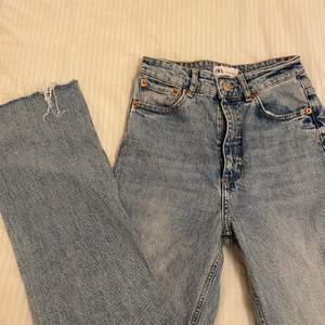 Ett par lite croppade jeans från zara i en ljusjeansblå färg storlek 34 bra skick, lite fransiga nertill
