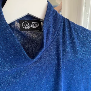 Glittrig klänning cheap monday - Blåglittrig klänning strl xs (passar även S)! Fin till nyår! ✨ Endast använd vid enstaka tillfällen så bra skick. 