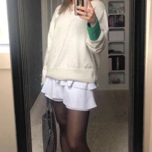 Tröja - Beige stickad tröja med gröna detaljer på ärmarna, ifrån &other stories! Super skick och såå fin