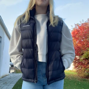 Peak Performace väst - Superfin peak väst i jättebra skick! Köpt förra säsongen för ca 1499kr, buda!