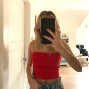 Rött linne med spagettiband - Jättegulligt rött linne från Gina med spagettiband✨💓 