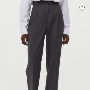 Kostymbyxa  - Super snygga kostymbyxor från hm i grått.                  Tyvärr förstora för mig. 