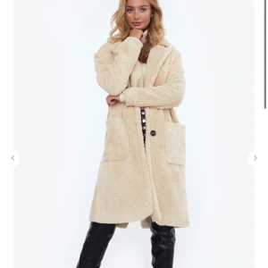 Teddy Coat  - En Teddy Coat som är köpt ifrån hemsidan Chiquell för 899kr , använd 3 gånger bara! Som ny