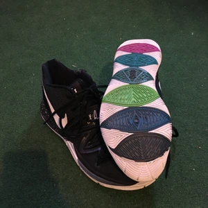 Nike Kyrie 5 ”Black Magic” - Väldigt sköna basketskor som dock blivit för små för mig. Det finns lite slitage på toppen men det påverkar inte spelkänslan.