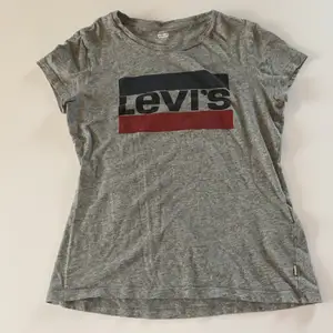 Jag säljer en fin äkta Levi’s t-shirt. Den är använd många gånger men fortfarande i ett bra skick. KÖPAREN STÅR FÖR FRAKTEN.