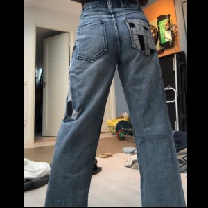 Svincoola jeans! - Ett par jättecoola jeans som jag säljer åt en kompis! Har många asballa detaljer och sitter pösigt och coolt! 