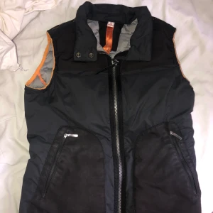 Parajumper Väst - Parajumper väst i storlek S passar även M. Inga fel och i bra skick. Pris: 2500 kr . Köptes för 3400 kan gå ner i pris vid snabb affär. 