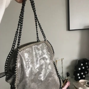 Stella Mcartney imitation  - Silvrig väska, inspererad av Stella mc cartney väskorna , jätte fint skick, kan gå ned i pris vid snabb affär