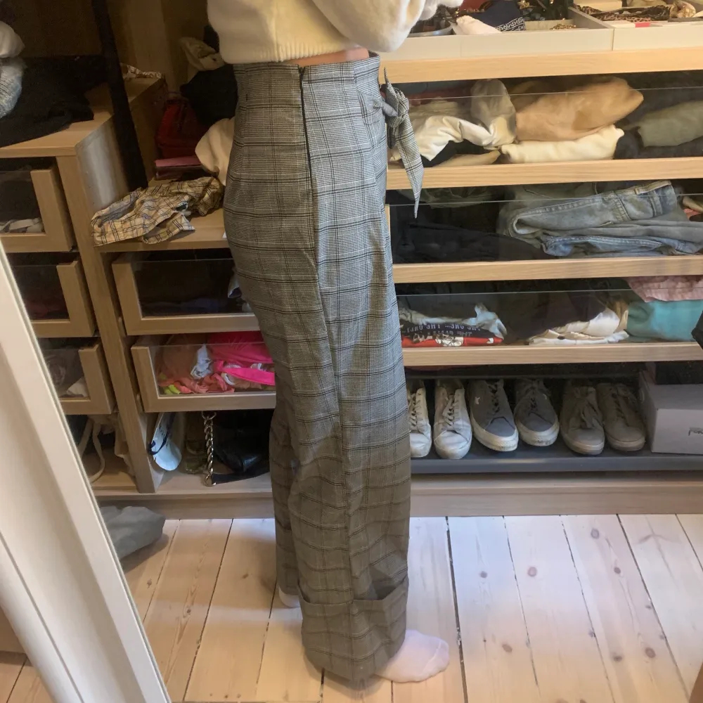 Rutiga kostymbyxor ifrån NA-KD, använd fåtal gånger och är i bra skick. Storlek 38 säljer för 200kr exklusive frakt. Kan skicka fler bilder vid intresse💓. Jeans & Byxor.