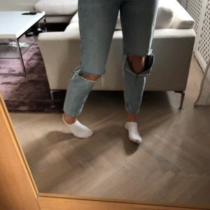 Jeans med hål  - Asnajs jeans med hål på knäna från zara. Säljer då jag har ett par andra likadana! Helt slutsålda