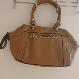 Guess väska  - Oanvänd guess väska. Tillhörande långt axelband medföljer. Köparen betalar frakten 63:- som är spårbar 📦
