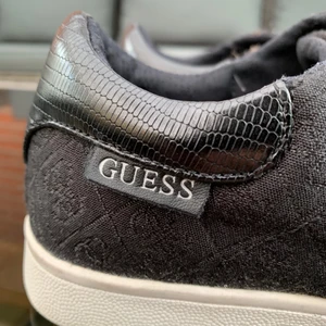 Guess skor  - Knappt använda skor från Guess i storlek 40. Köptes för två år sedan från USA men har inte kunnat använda de då storleken är för stor. Frakt ingår ej men kan även mötas upp⚡️🥰❣️