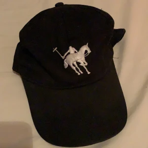 ralph lauren keps - säljer denna asballa ralph lauren keps, svart i justerbar storlek. billig frakt tillkommer!