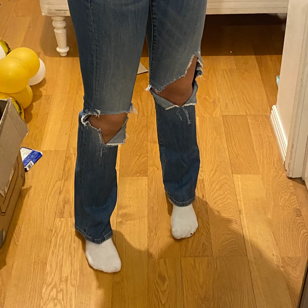 Så fina jeans med as snygga hål!!! Ifrån ”Crocker” storlek 25/31🤍. Jeans & Byxor.