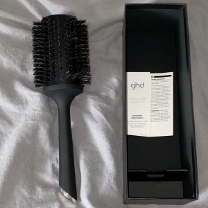 Brazillian blow out borste - En blow out borste av högsta kvalitet med natural boar bristles. Används för att skapa riklig volym samt ett superfint fall i håret. Borsten är ca 5 cm i diameter och är ideal för att uppnå den trendiga "90s blow out". Aldrig använd. Köptes för 550kr. Box och instruktioner medföljer.