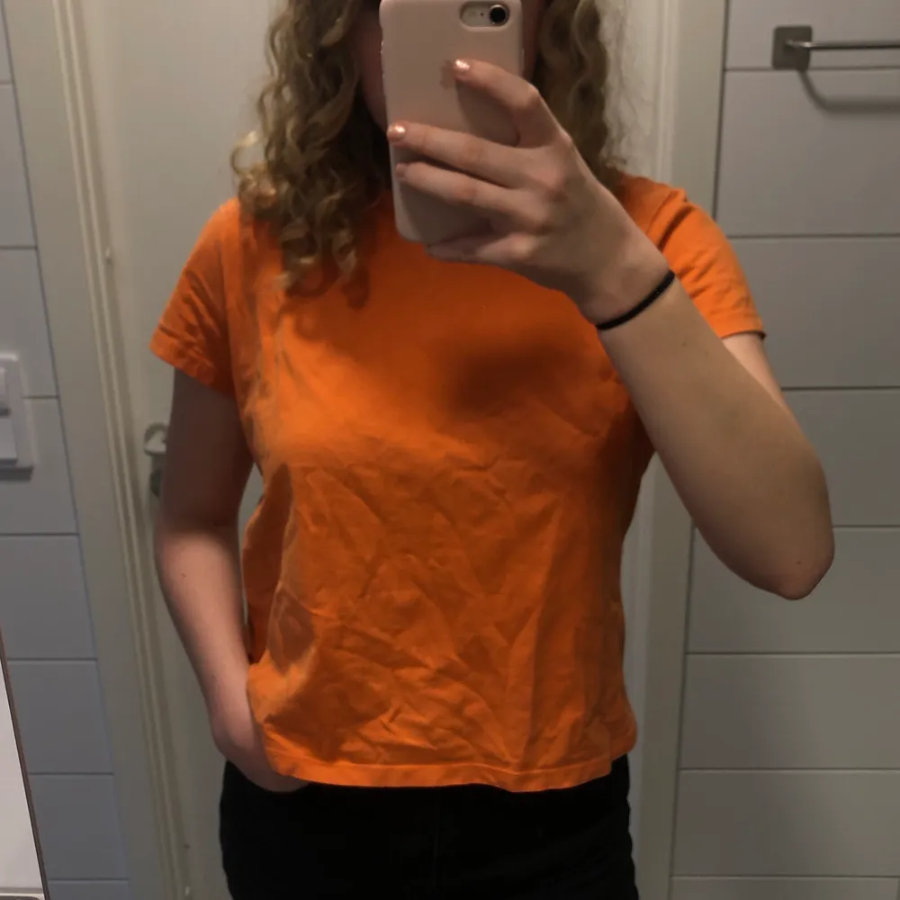 Gullig orange tröja köpt second hand! Kan mötas upp i Gbg, köparen står för frakten! :). T-shirts.