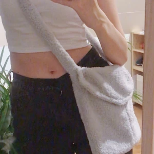 Ljusblå fluffig väska  - Säljer den höra jätte söta ljusblåa väskan som jag har sytt själv🥰🥰. Jag bjuder på frakt🥰🥰. Aldrig använt.