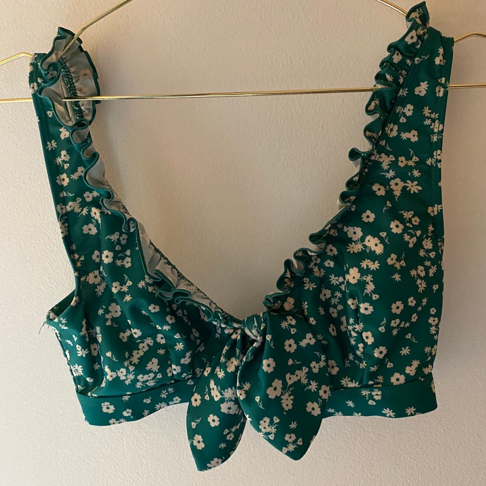 Säljer nu min fina bikiniöverdel som tyvärr blivit för liten. De finns inga inlägg i den men man ser inget genom, iallafall inte på mig då de även finns mönster på den. Jag har 75C och den är lite liten runt om kroppen men bysten sitter den bra i. Den är som nu då den var ganska liten för mig när jag köpte den så använde den max 5 gånger. Den köptes även på ASOS och de stod att den va för lite större byst. Nypris låg på 350kr. BUDGIVNING VID FLER INTRESSERADE!!. Övrigt.
