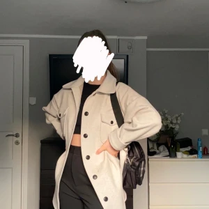 Nelly Belted Shacket - Säljer nu min jacka från Nelly då den nt kommer till användning, inköpt förra vintern och använd 3 gånger sen dess. Nypris ca 650 kr. Oversized i storlek