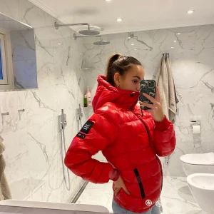 Peak Performance vinterjacka  - Super snygg vinterjacka i nyskick, färg ”alpine red”, köpt förra vintern men kom endast till användning 5 ggr. Jackan är väldigt varm och unisex!              Original pris: 2499kr. Mitt pris: 1200kr ☺️🥰