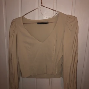 Beige blus  - Beige blus, ganska tight och kort men sitter jätte snyggt! 