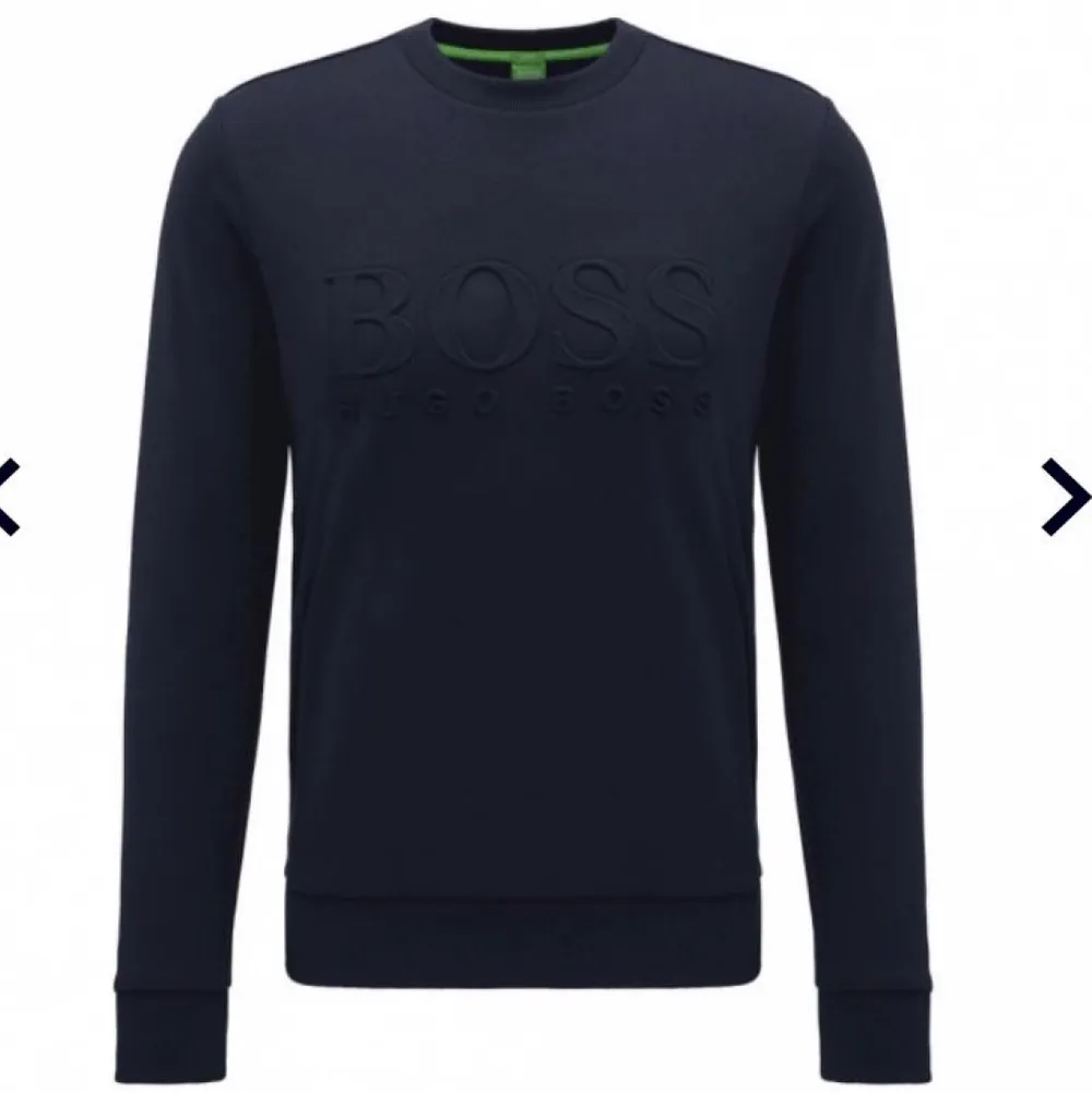 Marinblå hugo boss tröja i strl S. Fint skick och Köpt i usa för 1200kr, så säljs nu för 500kr+frakt (priset kan diskuteras något vid snabb affär)🥰. Tröjor & Koftor.