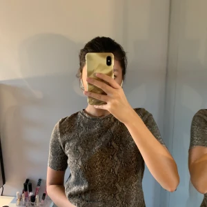 Orm print tröja från Zara - Orm print tröja från Zara. Superfint skick. Säljer då den inte kommer till användning. Kan mötas i Stockholm (annars står köpare för frakt)