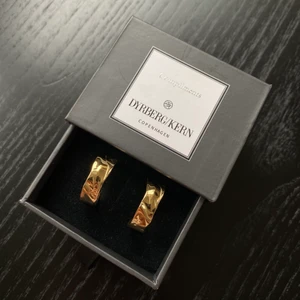Dyrberg Kern örhängen - Så fina örhängen från Dyrberg Kern. Dem är lite buckliga/ ”hammrat”, guld. Aldrig använda då jag använder mer silver.