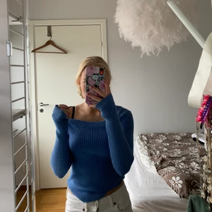 Blå tröja Gina Tricot strl XXS - Jättefin långärmad blå tröja i mjukt, stickat material o ribbat mönster!