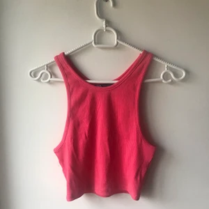 Topp från zara - Ett jätte fint linne från zara som ej kommit till användning! Denna är perfekt till fest såsom till en fräsch outfit, härlig rosa färg och skönt material<3 storleken är M men passar även S! Frakten är inräknad i priset!