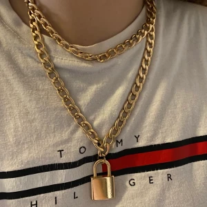 Guldkedja med lås - Säljer mitt halsband från nelly då det inte kommit till andvändning. I bra skick. (Tyngre än ett vanligt guldhalsband som inte är äkta)