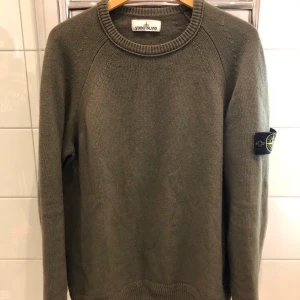 Stone island tröja - Säljer min stone island tröja olivgrön väldigt skön och varm,den är Xl men kan passa L också. Väldigt bra skick och givetvis äkta bara testad inte använd.