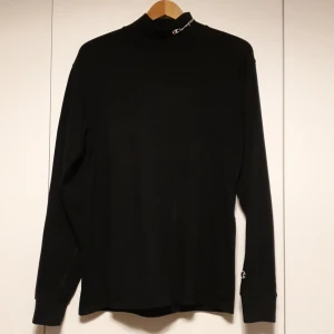Champion tröja - Champion tröja med halv turtle neck. Stl M. 100% bomull. 