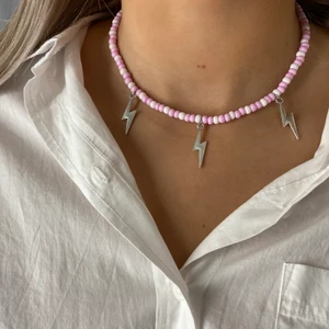 Blixt halsband! 🦋😍 - Ett pastellrosa och vitt halsband med 3 st berlocker!