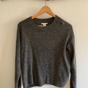 Tröja H&M stl S - Grå tröja i fint skick. Passar stl xs-m. 