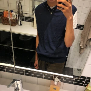 Sweater Vest - Mörkblå Sweater Vest i använt skick, utan några skador. Plagget är inte markerat med någon storlek men det sitter som S-M. Möts i Malmö och tar swish (: Frakt står inte jag för !
