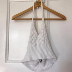 stickad halterneck strl 36 - otroligt söt halterneck, stickad. aldrig använd 💘